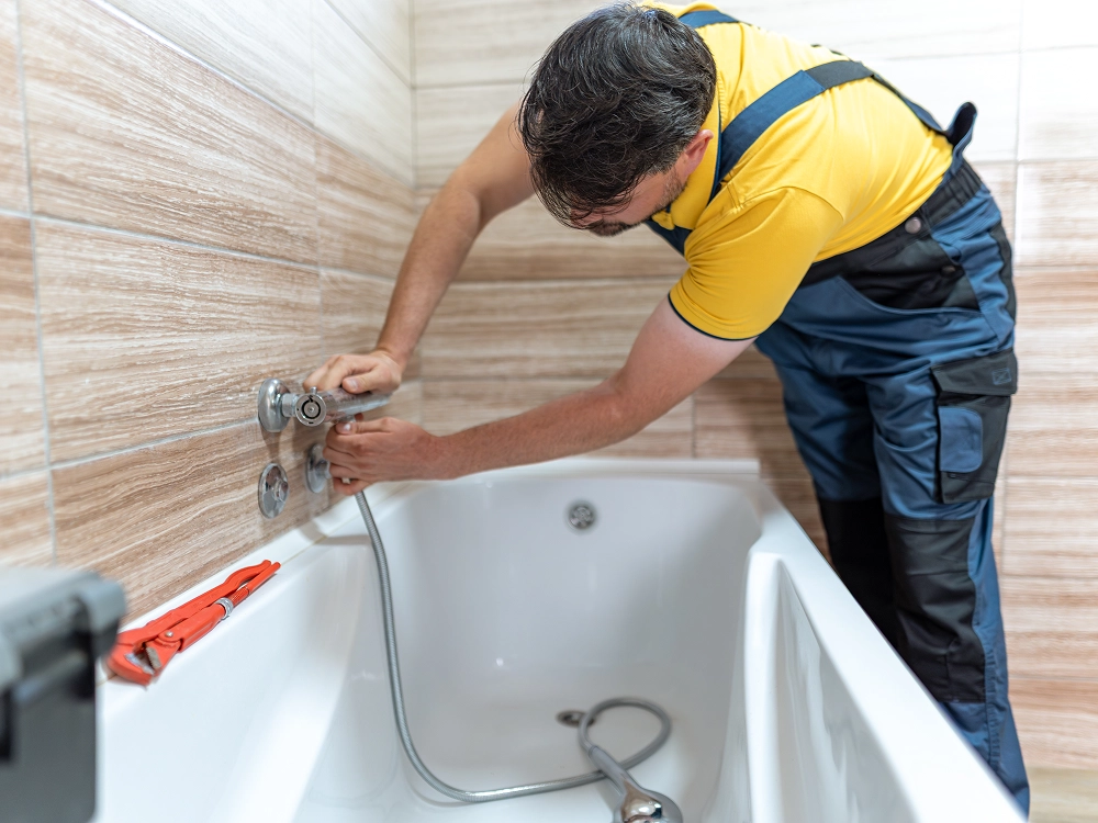 Reforma de baño con cambio de bañera por plato de ducha moderno en Valencia